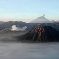 Kaldera Tengger saat matahari terbit dengan kerucut Bromo, Batok, dan Semeru di kejauhan