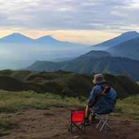 Punggungan berumput Gunung Prau di kawasan Dieng, Wonosobo, Jawa Tengah