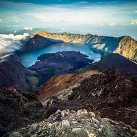 Danau Segara Anak di dalam kaldera Gunung Rinjani, Lombok, dengan dinding kaldera mengelilinginya